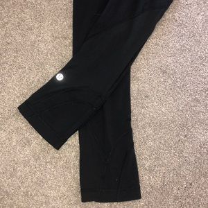 LULULEMON CROPPED LEGGINGS W/ MESH